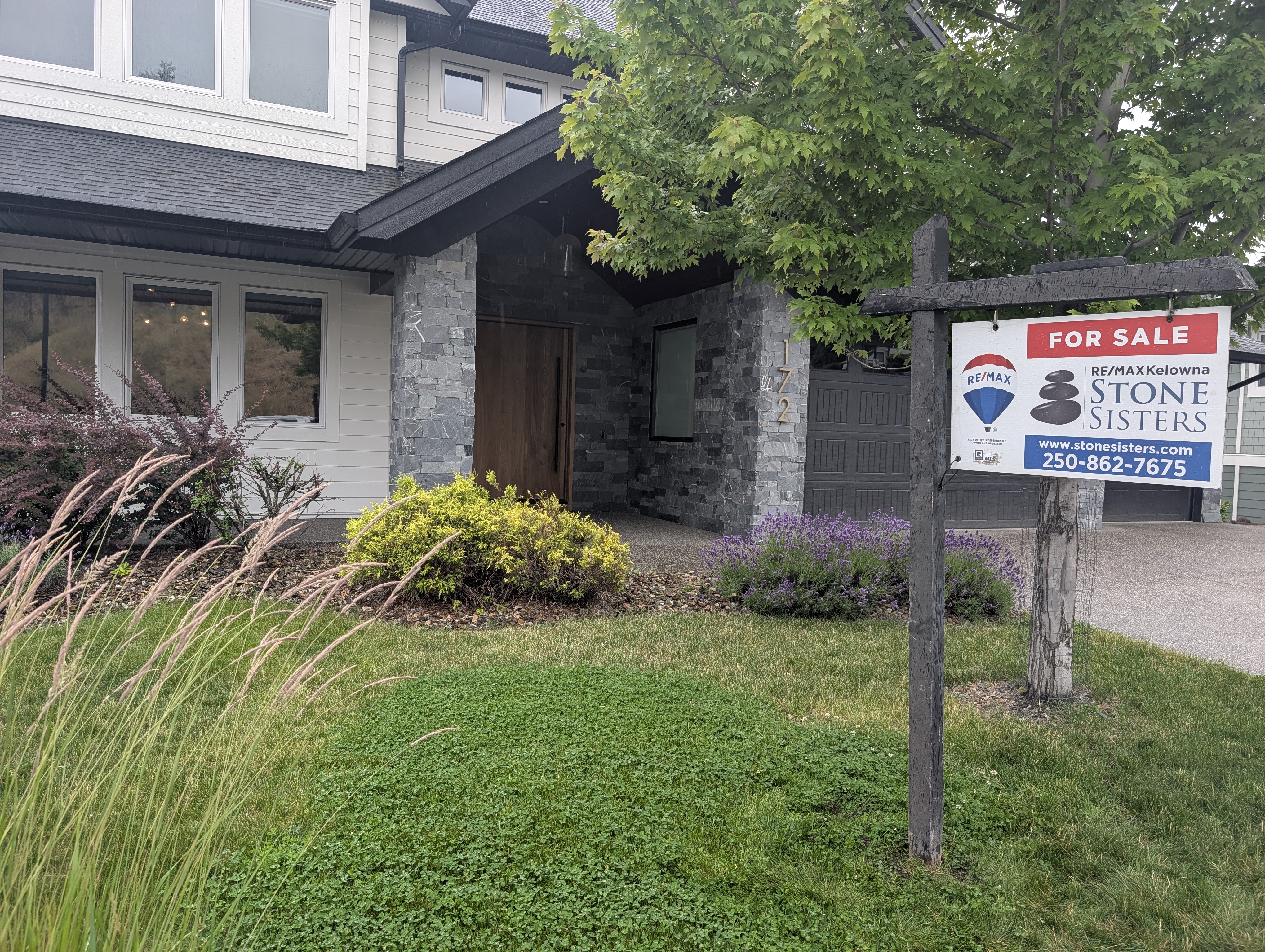 Professional realtor sign installation example