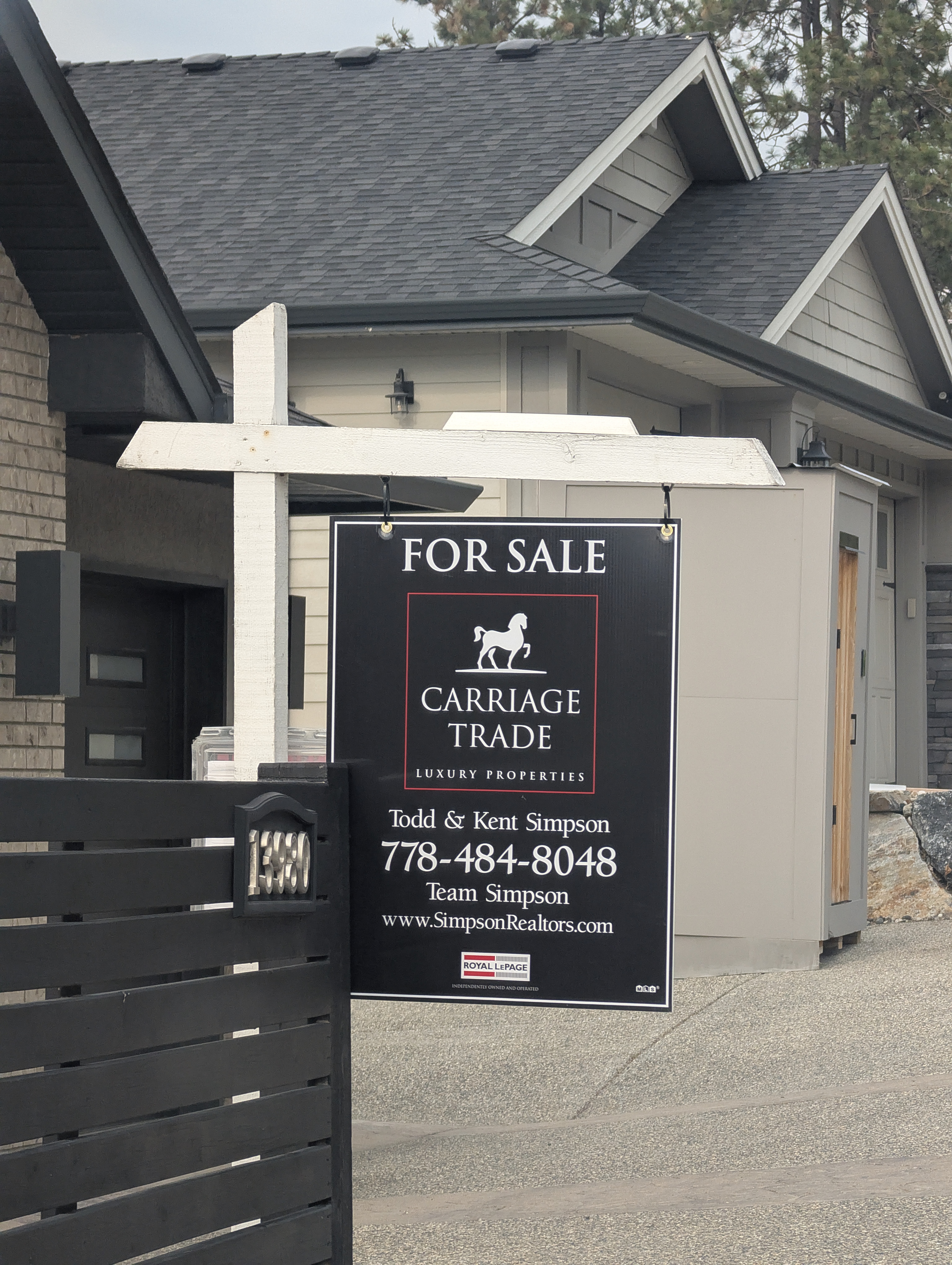 Professional realtor sign installation in East Zorra-Tavistock