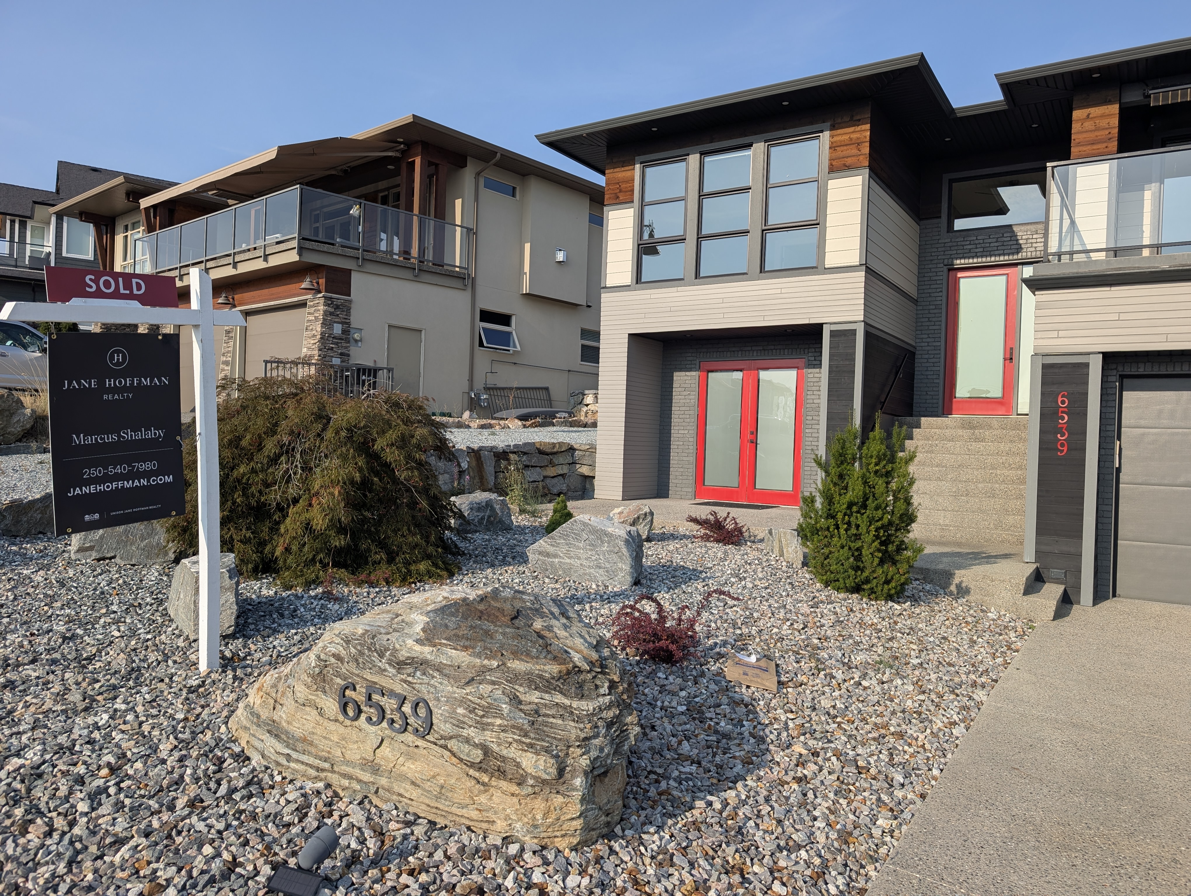 Professional realtor sign installation in South-West Oxford